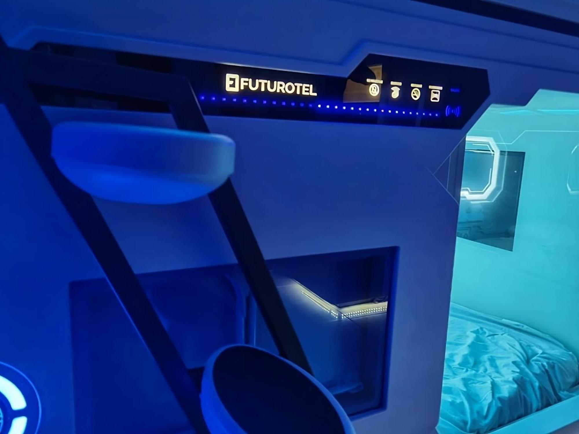 Deluxe Double Capsule Room